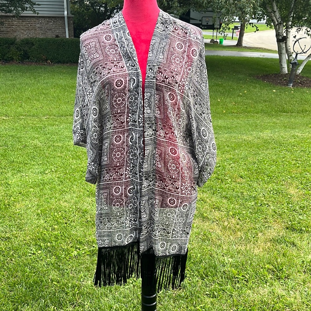 Kimono with sleeves and fringes 💯 Polyester- fringes 💯 Rayon ONE size light